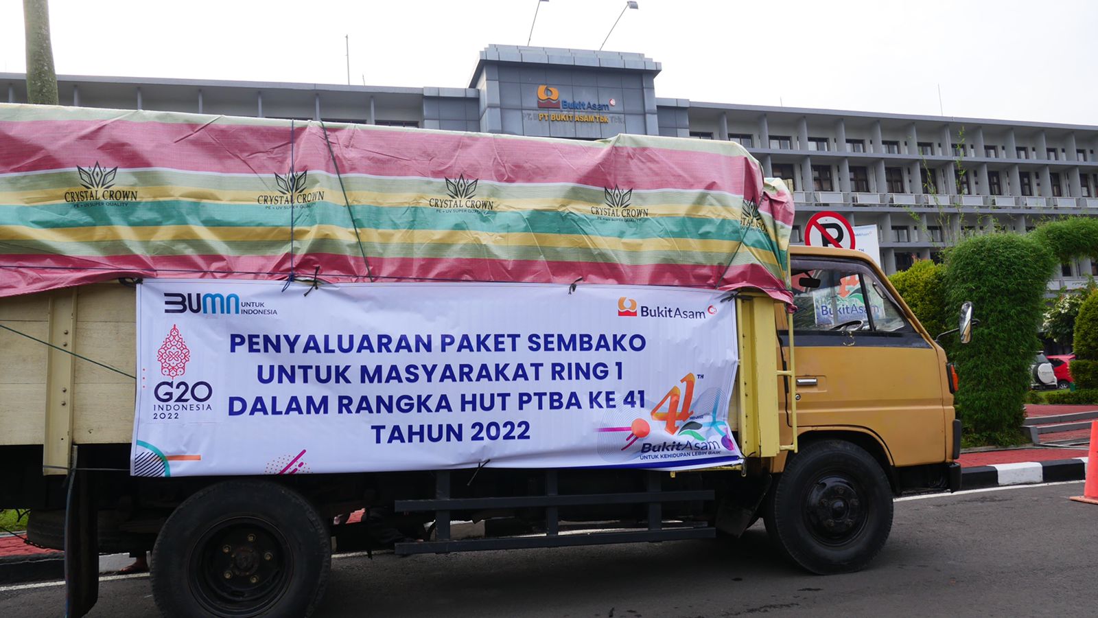 PTBA Distribusikan Ribuan Paket Sembako untuk Masyarakat