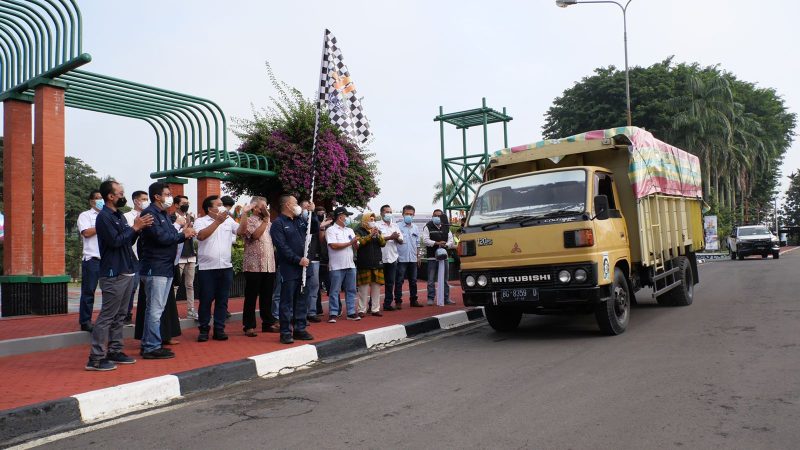 Pendistribusian bantuan paket sembako dipimpin langsung General Manager Pertambangan Tanjung Enim PTBA, Venpri Sagara, di Halaman Kantor CSR-PKBL PTBA Tanjung Enim.