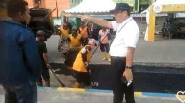 Kepala Dinas Pekerjaan Umum dan Penataan Ruang [Kadis PUPR] Kota Palembang H Ahmad Bastari Yusak meninjau langsung pengaspalan di lokasi destinasi wisata Sekanak Lambidaro