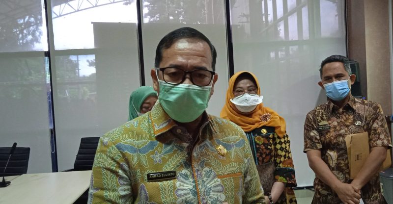 Kadisdik Palembang H Ahmad Zulinto saat diwawancarai usai Rapat Koordinasi tentang keberlanjutan PTM dengan instansi terkait. 