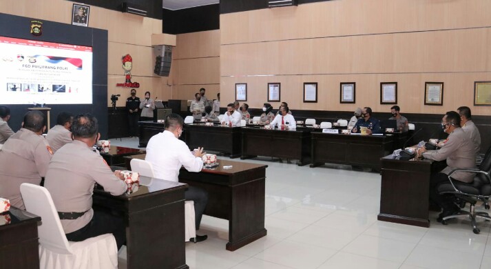 Kepala Kepolisian Daerah Sumatera Selatan [Kapolda Sumsel] Irjen DrsToni Harmanto MH melalui Karorena Polda Sumsel Kombes Pol Agus Santosa SH SIK membuka FGD bersama Peneliti Puslitbang Polri di ruang Rekonfu Gedung Promoter Mapolda Sumsel, Senin 14/02/2022.