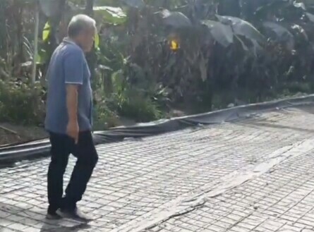 Ir Feri Kurniawan selaku Deputi Komunitas Masyarakat Anti Korupsi [K MAKI] saat melakukan peninjauan proyek pembangunan jalan poros antara Kecamatan Muara Padang dan Kecamatan Muara Sugihan.  