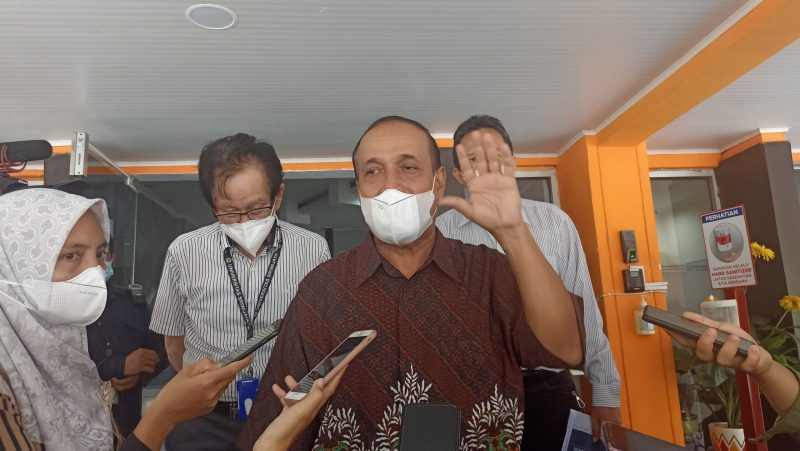 Rektor Universitas Sriwijaya [Unsri], Prof Dr Ir H Anis Saggaf MSCE IPU ASEAN Eng saat memberikan keterangan pers di KPA Unsri. 