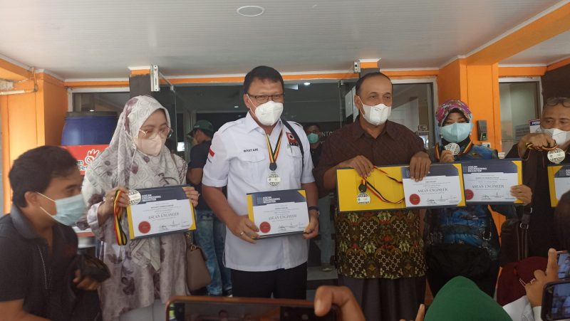 Delapan PW PII Sumsel yang menyandang gelar ASEAN Eng yang sebelumnya telah mengikuti tahapan sertifikasi profesi Insinyur