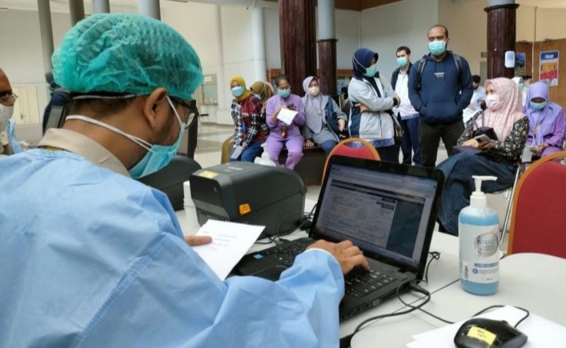 Rumah Sakit Umum Pusat Dr Mohammad Hoesin [RSUPMH] Palembang melakukan tes swab ke pada para tenaga kesehatan [Nakes].