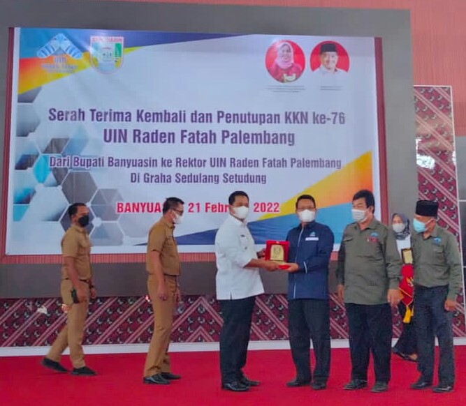 Bupati Banyuasin Askolani Jasi saat penutupan program KKN angkatan ke-76, di Graha Sedulang Setudung Pangkalanbalai, Kabupaten Banyuasin, Senin [21/2/2022].
