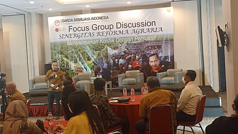 Garda Sriwijaya Indonesia menggelar Focus Group Discussion [FGD] bersama pihak Kepolisian, Agraria Tata Ruang Badan Pertanahan Nasional [ATR BPN] Sumsel, Dinas Lingkungan Hidup Provinsi Sumatera Selatan [DLHP Sumsel], dan masyarakat dari lima Kabupaten di Sumsel, bertempat di Hotel Amaris, Kamis [24/2/2022].