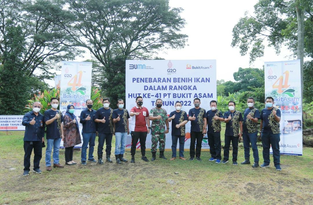 Semarak Hari Jadi PTBA 41, 16 Ribu Benih Ikan Ditebar