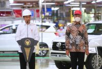 Presiden Jokowi didampingi Menperin Agus Gumiwang Kartasasmita pada pelepasan ekspor Fortuner perdana ke Australia, di Karawang, Jawa Barat, Selasa [15/02/2022]. [Foto: BPMI Setpres/Muchlis]