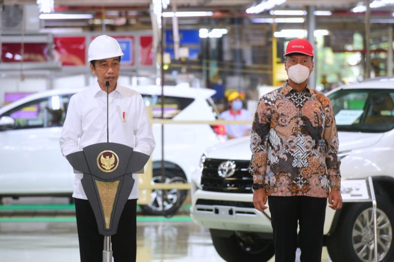 Presiden Jokowi didampingi Menperin Agus Gumiwang Kartasasmita pada pelepasan ekspor Fortuner perdana ke Australia, di Karawang, Jawa Barat, Selasa [15/02/2022]. [Foto: BPMI Setpres/Muchlis]