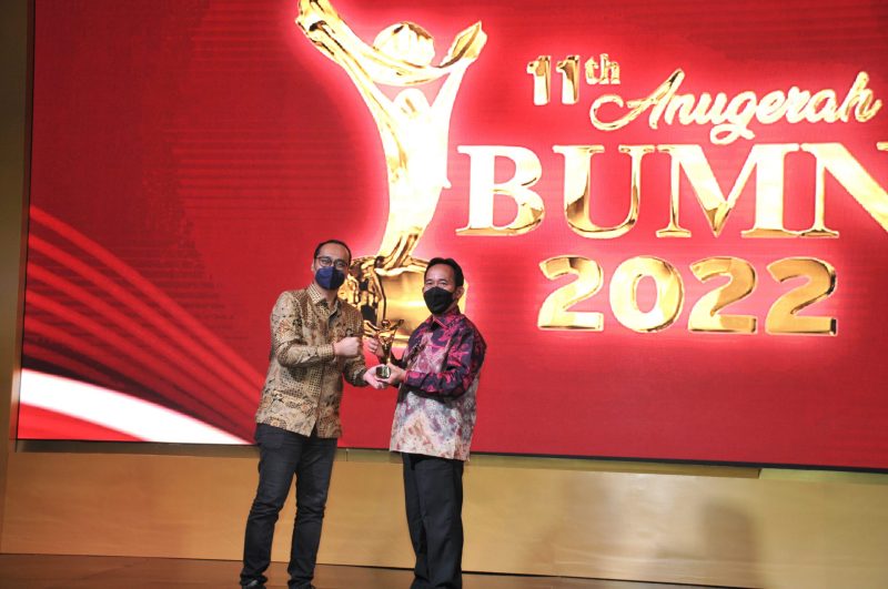 Dierektur Utama PT Bukit Asam Tbk Arsal Ismail Raih Penghargaan CEO Service and Operation Excellent