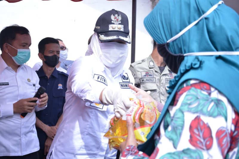 Ratusan warga di dua kecamatan, yakni Kecamatan Ilir Barat 2 dan Kecamatan Gandus Palembang, Rabu [2/3/2022] pagi mengantri panjang dihalaman parkir Pasar Tradisional  Tangga Buntung Kelurahan 36 Ilir Kecamatan Gandus Palembang.