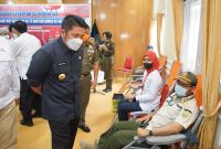 Gubernur Sumsel H Herman Deru meninjau lansung bakti sosial [Baksos] donor darah yang diselenggarakan Satuan Polisi Pamong Praja [Satpol PP]