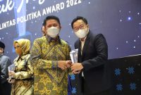 Gubernur Sumsel H Herman Deru menyerahkan pengargaan kategori legislator kepada sejumlah anggota dewan pada malam Anugerah Lintas Politika Award 2022, Rabu [2/3].