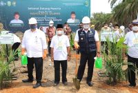 Gubernur Sumatera Selatan [Sumsel] H Herman Deru mendampingi Menteri Koordinator [Menko] Bidang Perekonomian RI Airlangga Hartato, Menteri Perindutrian RI, Agus Gumiwang Kartasasmita, Ketua Pengurus Besar Nahdlatul Ulama [PBNU] KH Yahya Cholil Staquf menyerahkan bantuan untuk peremajaan sawit bagi petani di Kabupaten Muara Enim yang dipusatkan di Desa Kencana Mulia Kecamatan Rambang Kabupaten Muara Enim, Jumat [4/3].