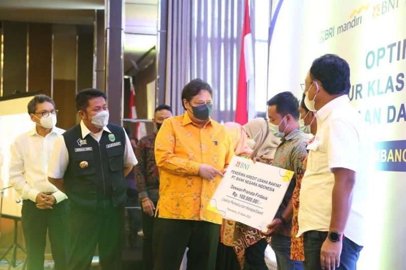 Penyaluran KUR tersebut diserahkan secara simbolis oleh Menteri Koordinator [Menko] Perekonomian RI, Airlangga Hartarto dan disaksikan langsung oleh Gubernur Sumsel H Herman Deru bertempat di Hotel Ariata Palembang, Jumat [4/3].