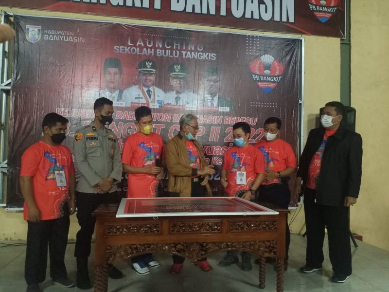 Sekolah bulutangkis resmi dibuka Wakil Bupati [Wabup] Banyuasin H Slamet Somonsentono di GOR Mini Banyuasin, Jum'at [5/3/2022].
