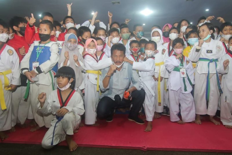Wali Kota Batam Muhammad Rudi menutup Kejuaraan Taekwondo Pengkot TI Kota Batam 2 Tahun 2022 yang digelar di Aula Mitra Mall Batu Aji, Minggu [6/3].