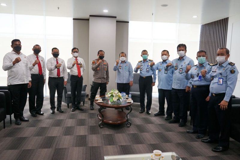 Kakanwil Kemenkumham Sumsel Harun Sulianto menyambangi Kapolda Sumsel Irjen Pol Drs Toni Harmanto MH di Mapolda Sumsel, Senin [14/3].