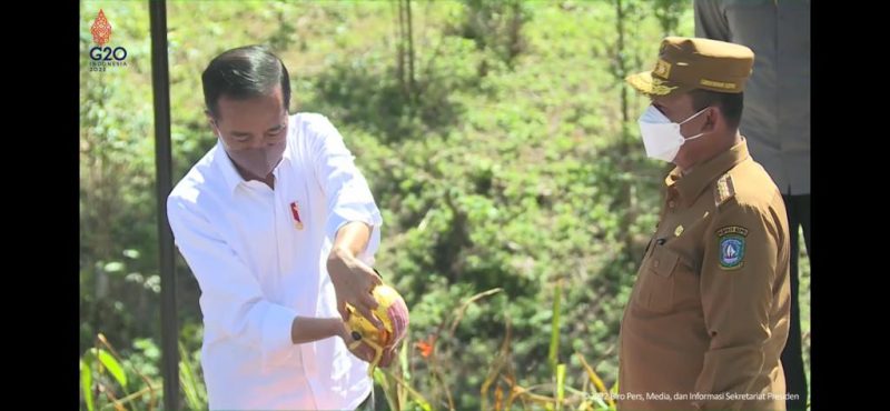 Gubernur Kepulauan Riau H Ansar Ahmad hadir langsung dan membawa sendiri tanah dan air dari Kepri untuk disatukan dengan seluruh tanah dan air dari penjuru Indonesia dalam sebuah Bejana Nusantara, Senin [14/3], Kalimantan Timur. 