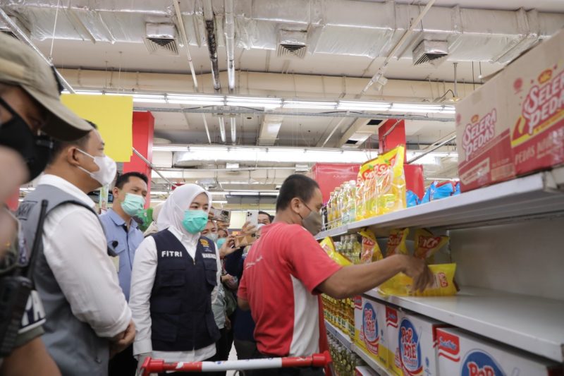 Dari pantauan, saat Wakil Walikota Palembang Fitri ini tiba secara dadakan di gerai super market di kawasan Palembang Square [PS] Mall, petugas dari gerai langsung mengisi rak kosong dengan minyak sayur berisi dua liter dan langsung ditaruh kertas harga.