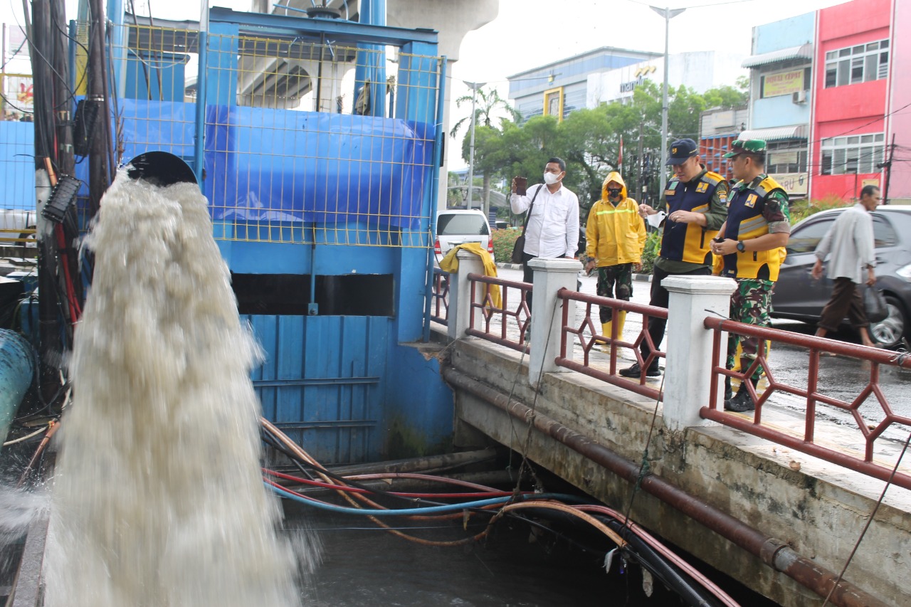 Dinas Pekerjaan Umum dan Penataan Ruang [PUPR] Palembang bersama Kodim 0418 terjun langsung ke titik lokasi utama rawan banjir.