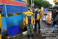 Dinas Pekerjaan Umum dan Penataan Ruang [PUPR] Palembang bersama Kodim 0418 terjun langsung ke titik lokasi utama rawan banjir. 