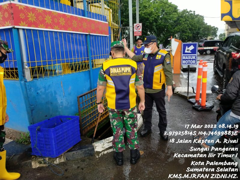 Dinas Pekerjaan Umum dan Penataan Ruang [PUPR] Palembang bersama Kodim 0418 terjun langsung ke titik lokasi utama rawan banjir. 