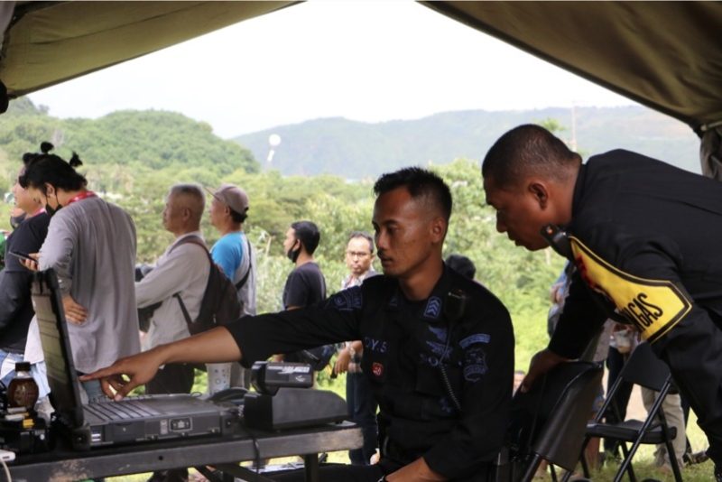 Tim Polri dari Bidang Teknologi Informasi Komunikasi [TIK] Skadron Korps Brimob Polri, Kelapa Dua, Depok, sedang memantau keberadaan drone-drone yang terbang di atas langit Sirkuit Mandalika, Sabtu [19/3/2022].
