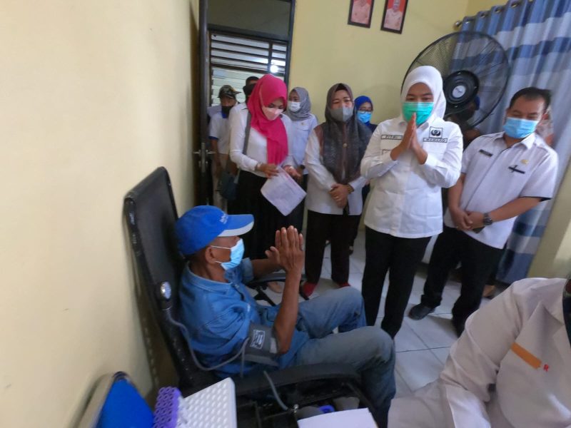 Wakil Walikota Palembang Fitrianti Agustinda saat menghadiri kegiatan donor darah di Kecamatan Ilir Timur [IT] 1 Palembang, Rabu [23/3/2022].