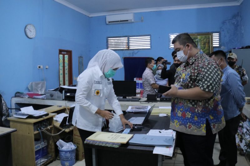 Wakil Walikota Palembang Fitrianti Agustinda, Kamis [24/3/2022] kembali melakukan inspeksi mendadak [sidak] di Unit Pelayanan Teknis Daerah [UPTD] Dinas Kependudukan dan Catatn Sipil [Disdukcapil] Kota Palembang.