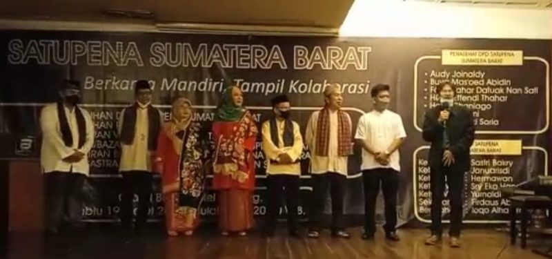 Enam koordinator Perkumpulan Penulis Indonesia SATUPENA di enam pulau dan 34 koordinator di 34 Provinsi resmi dikukuhkan oleh Ketua Umum SATUPENA Indonesia Denny JA. 