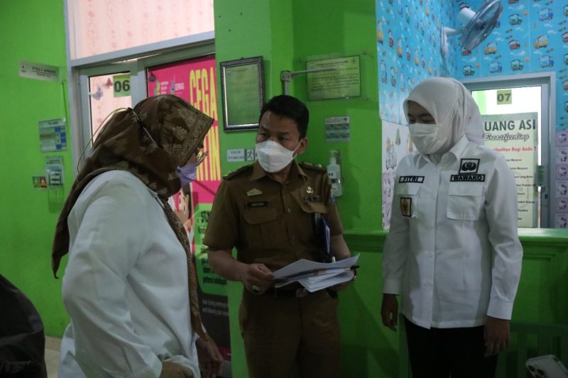 Wakil Walikota Palembang Fitrianti Agustinda saat inpeksi mendadak [sidak] di kantor Unit Pelayanan Teknis Daerah Dinas Kependudukan dan Catatan Sipil [UPTD Disdukcapil] di Kecamatan Ilir Barat [IB] 2 Palembang, Senin [28/3/2022].