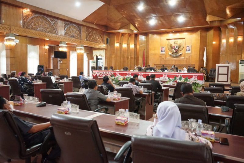 Bupati Asahan Surya menyampaikan Laporan Keterangan Pertanggung Jawaban [LKPJ] tahun anggaran 2021 dalam sidang Paripurna DPRD Kabupaten Asahan di aula Rambate Rata Raya, Sekretariat DPRD Kabupaten Asahan, Selasa [29/3/2022].