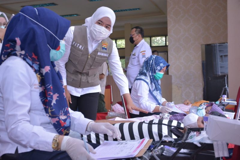 Wakil Walikota Palembang Fitrianti Agustinda menghadiri bakti sosial donor darah di Seberang Ulu [SU] 1 dan SU 2.