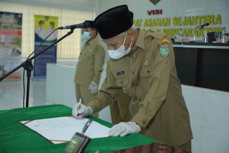 Bupati Asahan Surya menyerahkan secara simbolis petikan keputusan Bupati Asahan tentang pengangkatan sekaligus mengambil sumpah/janji Pegawai Negeri Sipil [PNS] Pemerintah Kabupaten [Pemkab] Asahan.