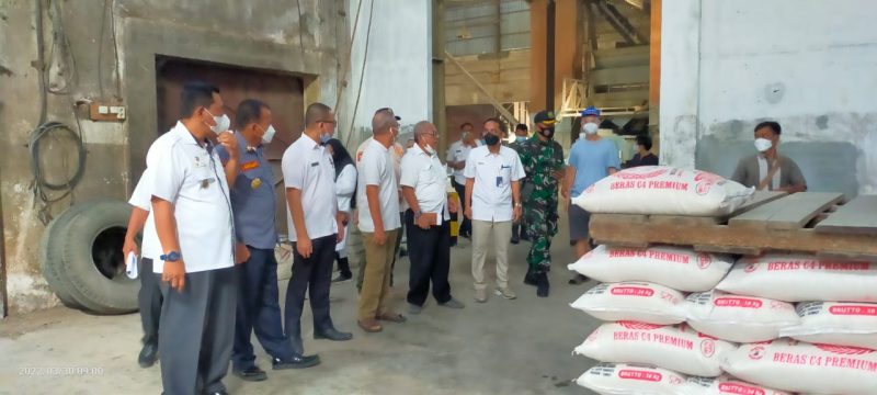 Asisten Administrasi Pembangunan Muhilli Lubis bersama tim Satgas Ketahanan Pangan dan OPD melakukan SIDAK ke beberapa tempat di seputaran Kota Kisaran, Rabu [30/3/2022].