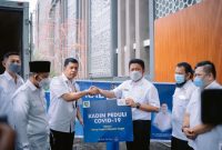 Gubernur Sumsel H Herman Deru menerima penyerahan bantuan tabung oksigen dari Kamar Dagang dan Industri [KADIN] Sumsel, Rabu [9/3] di halaman kantor Gubernur.