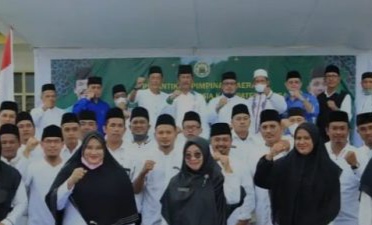 Ketua Dewan Pimpinan Wilayah Dewan Masjid Indonesia [DPW DMI] Provinsi Kepri Muhammad Rudi melantik Pengurus Daerah [PD] DMI Kabupaten Lingga Masa Bhakti 2022-2027 di Masjid Az Zulfa Kecamatan Singkep Kabupaten Lingga, Rabu [9/3] sore.