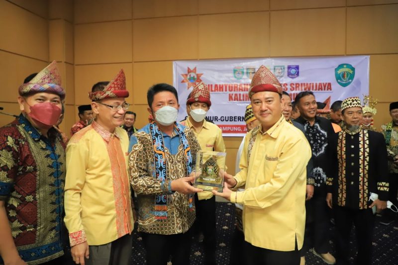 Hadiri acara kenegaraan bersama Presiden RI Joko Widodo di titik nol Ibu Kota Negara [IKN] Nusantara, pada Minggu [13/3] malam Gubernur Sumatera Selatan [Sumsel]  H Herman Deru  melakukan  silahturahmi dengan Ikatan Keluarga Besar Sriwijaya [IKABES] yang ada di Kaltim.