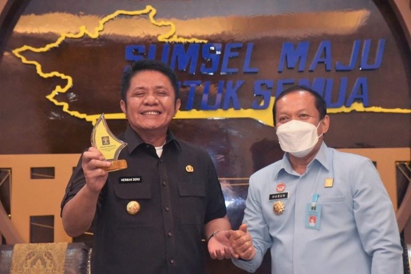 Gubernur Sumsel H Herman Deru saat menerima anjangsana Kepala Kanwil Kemenkumham Sumsel Drs Harun Sulianto Bc IP SH  di ruang tamu Gubernur Sumsel, Senin [21/3].