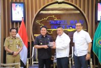 Gubernur  Herman Deru saat menerima Direksi PT  PGN yakni Direksi Sales dan Operation, Faris Aziz  diruang tamu Gubernur Sumsel, Senin [21/3].