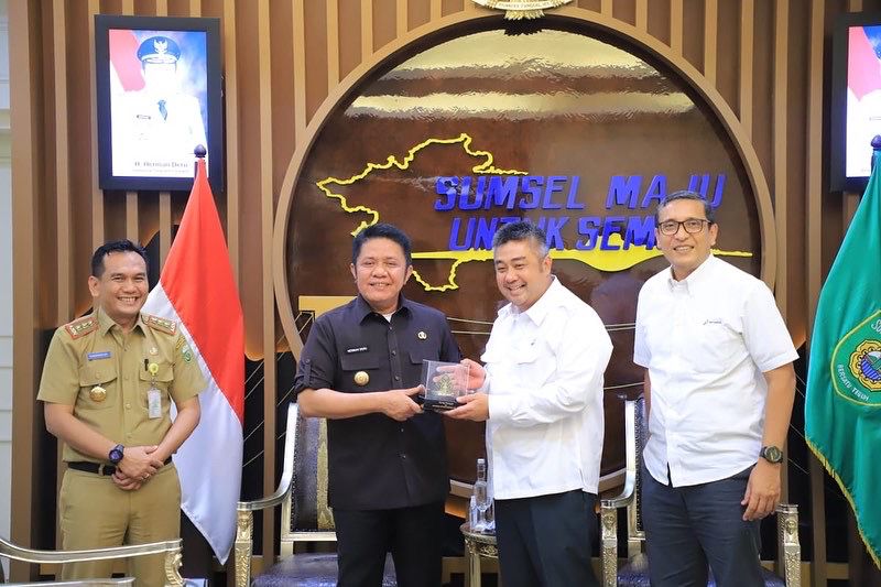Gubernur  Herman Deru saat menerima Direksi PT  PGN yakni Direksi Sales dan Operation, Faris Aziz  diruang tamu Gubernur Sumsel, Senin [21/3].