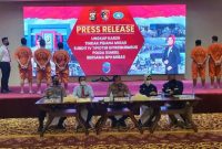 Kepolisian Daerah Sumatera Selatan [Polda Sumsel] berhasil mengungkap kasus pengoplosan Bahan Bakar Minyak [BBM] Ilegal di Jalan Lintas Prabumulih-Muwra Enim, Desa Tanjung Terang, Kecamatan Gunung Megang, Kabupaten Muara Enim, Jumat [11/3] sekitar pukul 03.00 WIB.
