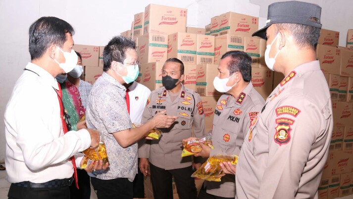 Dari pantauan awak media pada Rabu ini, 23 Maret 2022 Kapolda Irjen Pol Toni Harmanto MH didampingi Wakapolda Sumsel Brigjen Pol Rudi Setiawan SIK MH Dirreskrimsus Kombes Pol Barly Ramdhani dan Kapolrestabes Palembang Kombes Pol M Ngajib Kembali mengecek persediaan Minyak goreng di antaranya Gudang distributor minyak goreng CV Mekar Abadi Di Jalan Padang Selasa Kecamatan Ilir Barat I Palembang. 