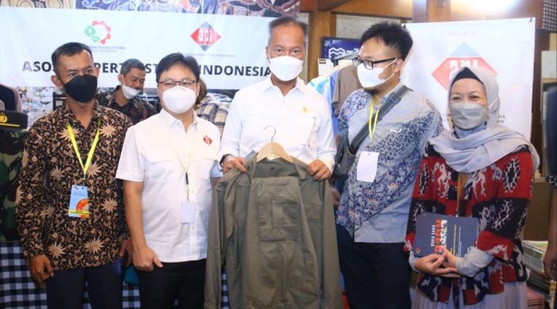 Menperin Agus Gumiwang Kartasasmita ketika meninjau gelaran Business Matching Belanja Produk Dalam Negeri, Rabu [23/03/2022]. [Foto: Humas Kemenperin]