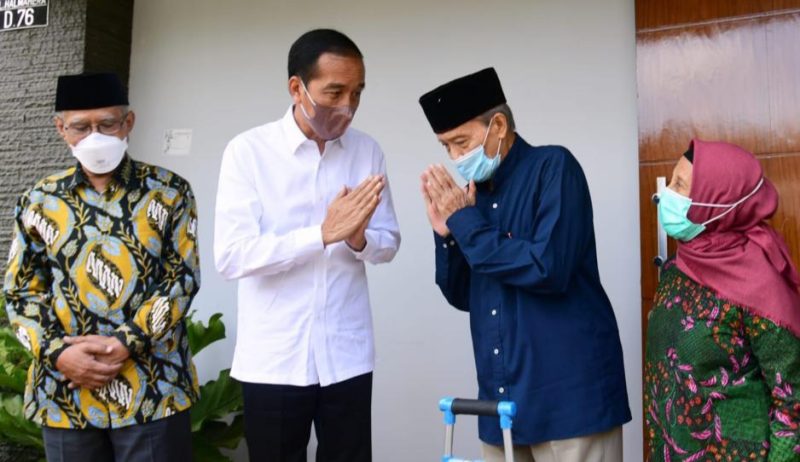 Presiden Jokowi saat menjenguk mantan Ketua Umum PP Muhammadiyah Buya Syafii di kediamannya di Kabupaten Sleman, Sabtu [26/03/2022].  [Foto: BPMI Setpres/Muchlis Jr]