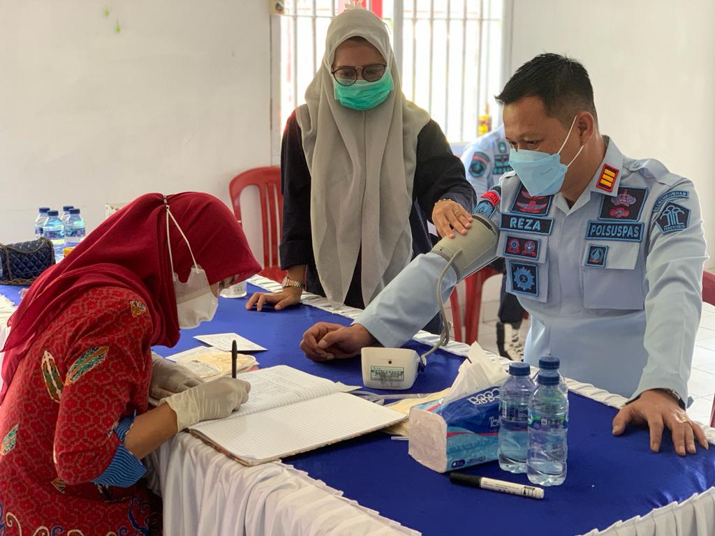 Kepala Lapas Kayuagung Reza Meidiansyah Purnama saat mengikuti donor darah serentak di Klinik Lapas Kayuaguang