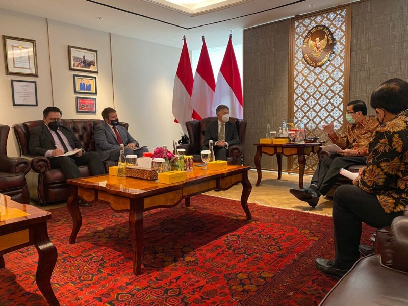 Menkumham Yasonna H Laoly menerima kunjungan Dubes Inggris Owen Jenkins di ruang kerjanya