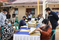PT Bukit Asam Tbk [PTBA] membagikan akta pengoperan hak atas tanah kepada 162 warga Bara Lestari II di Perumahan Bara Lestari II Lokasi 1A Blok B nomor 1 Kecamatan Lawang Kidul, Rabu [16/3/2022].